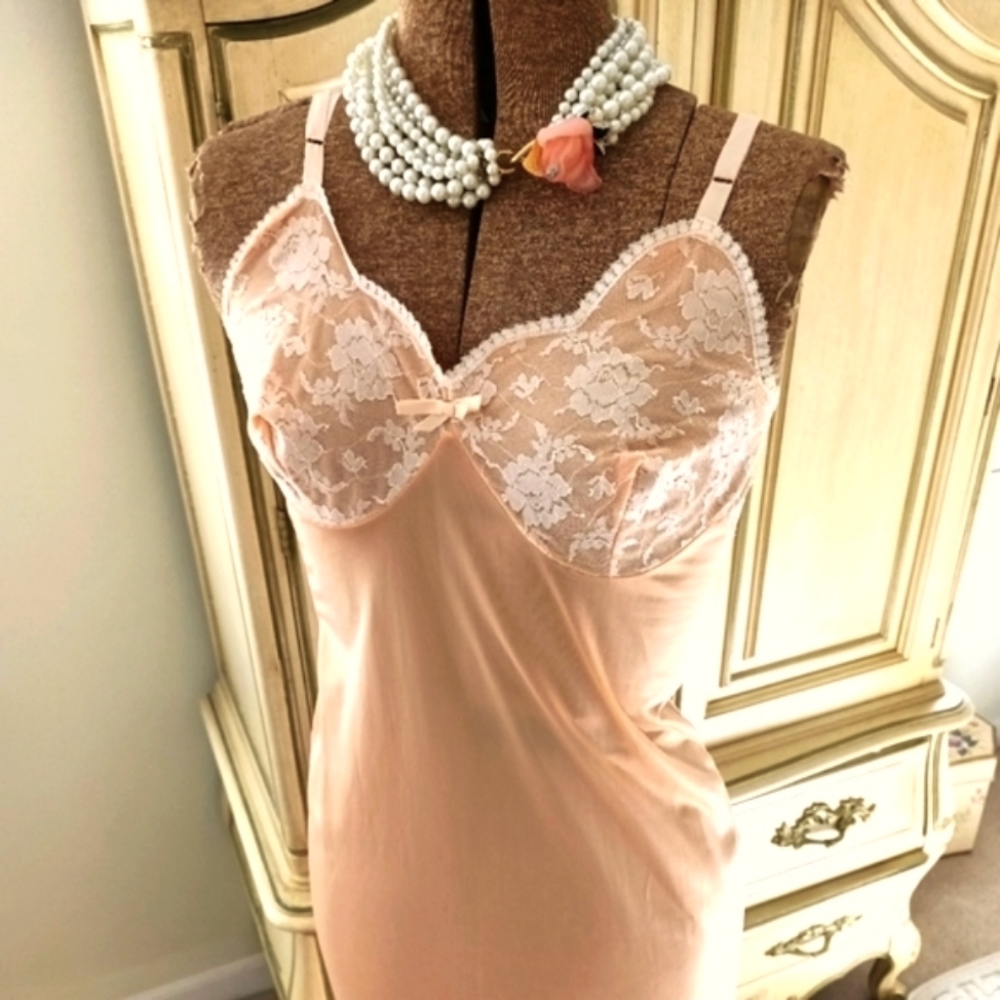 RARE, VINTAGE 1950S "FAERIE SURELOCK" PEACH SLIP WITH LACE!